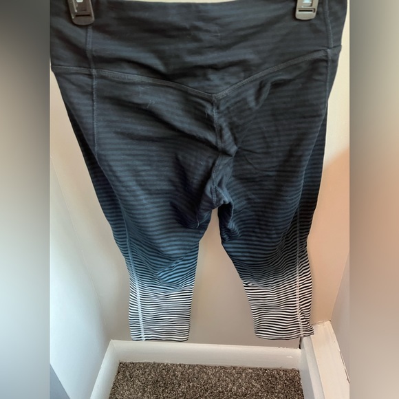 Nike ombré striped cropped leggings. Size medium - Picture 2 of 5